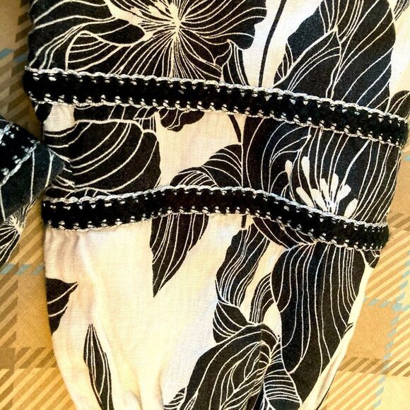 Tahari Linen on or Off Shoulder Floral Black and White blouse w/silver trim - Picture 12 of 15